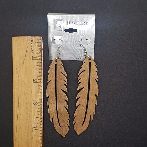 𝅺long boho wood carved feather shape earrings brown feathers - Picture 3 of 3